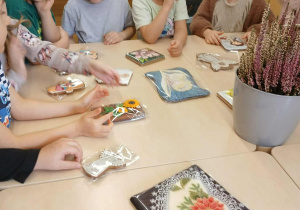 Dzieci ogladają pierniki