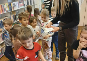 Dzieci otrzymują zakładki