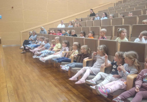 dzieci czekaja na koncert