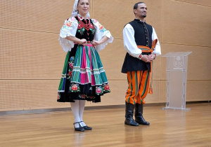 tancerze stoja na scenie