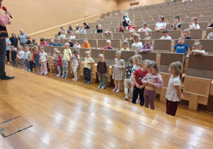 dzieci pokazują ruchy