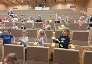 dzieci pokazują ruchy