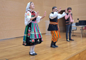 tancerze pokazują ruchy