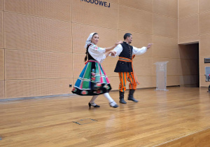 tancerze tańczą na scenie