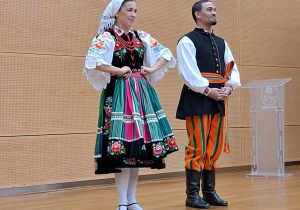 tancerze stoja na scenie