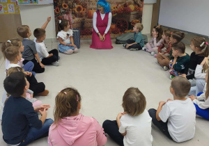 Dzieci siedzą w kole