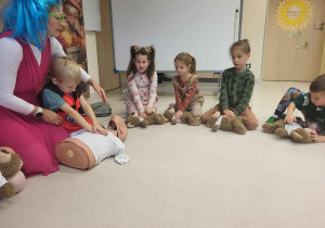 Chłopiec uciska klatkę piersiową