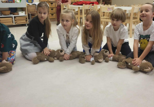 Dzieci wykonują RKO na swoich misiach