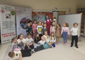 Grupowe zdjęcie z wróżką