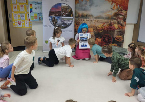 Wróżka pokazuje tabliczkę z numerami alarmowymi