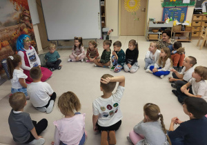 Wróżka pokazuje tabliczkę z numerami alarmowymi