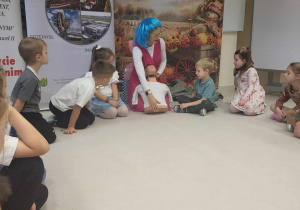 Wróżka pokazuje dzieciom fantom