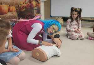 Wróżka pokazuje dzieciom jak sprawdzać oddech