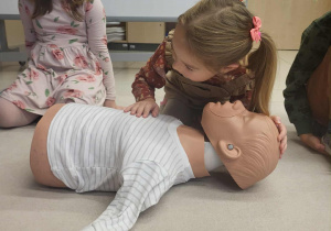 Dziewczynka sprawdza oddech na fantomie