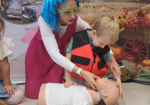 Chłopiec z pomocą wróżki udrażnia drogi oddechowe