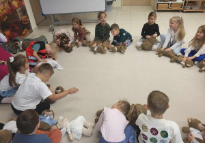 Dzieci sprawdzają oddechy swoich misiów