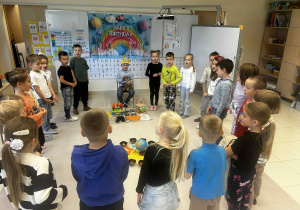 Dzieci śpiewają sto lat