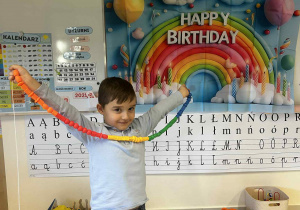 Chłopiec pozuje z linią życia