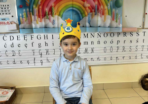 Chłopiec pozuje w koronie