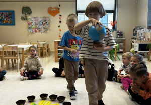Chłopcy krążą wokół słońca z globusem i koralikami