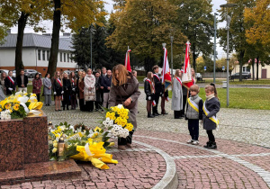 Pani Dyrektor składa kwiaty pod pomnikiem Papieża
