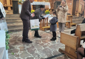 Pani wręcza nagrodę dziewczynce