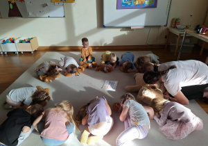 dzieci sprawdzają czy miś oddycha