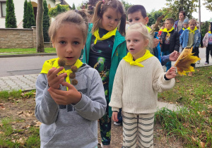 Dzieci zbierają dary jesieni