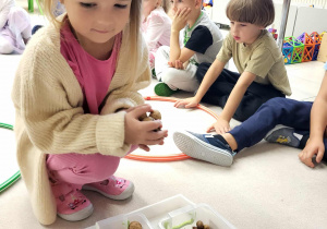 Dziewczynka liczy dary natury