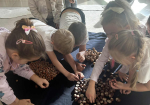 Dzieci liczą jesienne zbiory