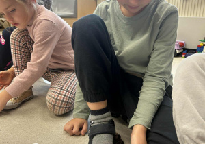 Chłopiec tworzy naturalną linijkę z kasztanów