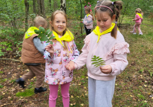 Dziewczynki zbierają liście