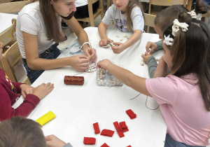 Dzieci tworzą bransoletki