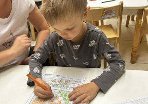 Chłopiec koloruje wg kodu