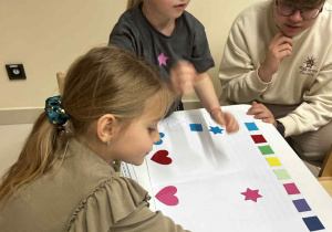 Dzieci układają wg wzoru