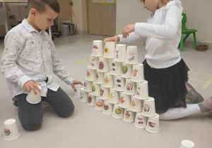Dzieci układają kubki wg wzoru