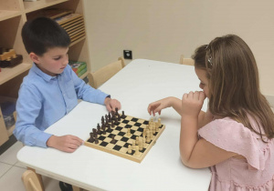 Chłopiec i dziewczynka grają w szachy