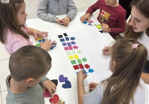 Dzieci układają wg wzoru