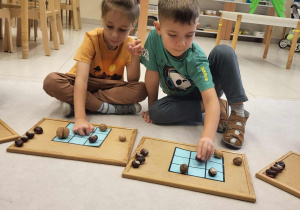 Chłopcy kodują wg instrukcji Pani