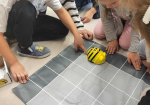 Zabawy z pszczółką na macie do kodowania