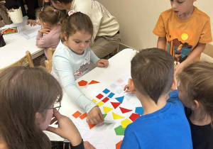 Dzieci układają wg wzoru