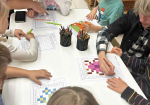 Dzieci kolorują wg kodu