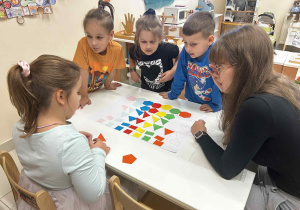 Dzieci układają wg wzoru