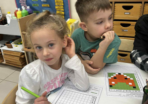 Dzieci kolorują wg kodu