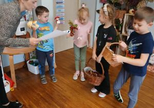 Dzieci ustalają z panią zasady odgrywania scenek