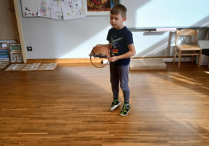 Smutny chłopiec w roli Boromirka