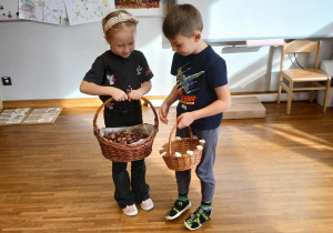 Dzieci odgrywają rolę