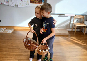 Dziewczynka pociesza jeżyka Boromirka