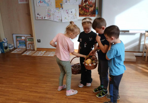 Dzieci odgrywaja role