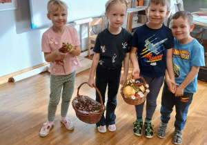 Aktorzy podczas odgrywania scenek niesienia pomocy